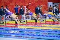 Perenang bersaing dalam acara akhir renang berganti-ganti gaya bebas 4x200 meter lelaki pada Sukan Asia 2026 di Pusat Akuatik Tokyo. Foto AFP