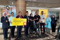 Maxim dengan kerjasama APAD menyampaikan sumbangan kerusi roda dan bangku ruang menunggu kepada HTA.