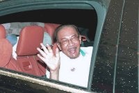 Anwar meninggalkan Istana Negeri Sembilan, Changkat Persekutuan, selepas menghadap Tuanku Muhriz berhubung isu pembatalan pelantikan Ahli-Ahli Majlis Mesyuarat Kerajaan Negeri yang berkuat kuasa serta-merta petang Isnin. Foto Bernama