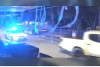 Tangkap layar rakaman video tular membabitkan isu berkaitan kenderaan polis.