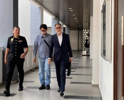 Tengku Kamarolhisham (tengah) didakwa di Mahkamah Sesyen Kota Bharu pada Isnin atas pertuduhan bersubahat melakukan pecah amanah hasil kutipan penalti daripada kontraktor sebanyak RM14,000 melibatkan projek membina dan menyiapkan projek bangunan komersial setinggi 22 tingkat kira-kira sembilan tahun lalu. 