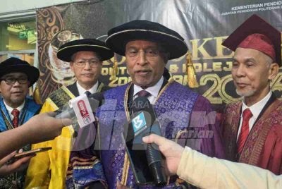 Zambry ketika ditemui pemberita selepas menyempurnakan Majlis Konvokesyen Politeknik dan Kolej Komuniti Sabah di Politeknik Kota Kinabalu.