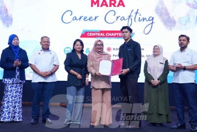 Rosni (tengah) menyampaikan sijil kepada peserta yang hadir pada Mara Career Crafting 2026 central Chapter di German-Malaysian Institute pada Isnin. FOTO: SINAR HARIAN / MOHD HALIM ABDUL WAHID