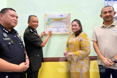 Mohamad Rosidek (dua,kiri) menandatangani plak sumbangan dan penyerahan perpustakaan pada Majlis Perasmian Penutupan Program Bookathon Jabatan Penjara Malaysia Tahun 2026 dengan kerjasama Boustead Holdings Berhad, Royale Chulan Damansara dan SMO Bookstores
di Blok Wanita, Penjara Pengkalan Chepa, Kota Bharu pada Isnin. Foto: HAZELEN LIANA KAMARUDIN