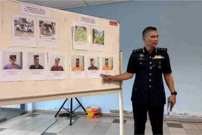 Mohd Nasyim menunjukkan identiti enam suspek yang masih bebas dan dikehendaki bagi membantu siasatan.