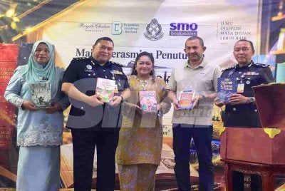 Mohamad Rosidek (kanan) pada Majlis Perasmian Penutupan Program Bookathon Jabatan Penjara Malaysia Tahun 2026 dengan kerjasama Boustead Holdings Berhad, Royale Chulan Damansara dan SMO Bookstores di Blok Wanita, Penjara Pengkalan Chepa, Kota Bharu pada Isnin.
