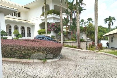 Keadaan di kediaman Najib pada Isnin.