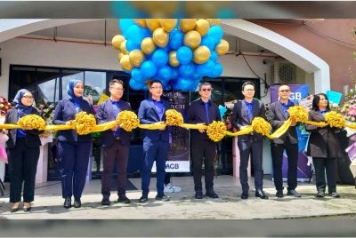 Hock San (empat dari kanan) bersama Lit Chek (empat dari kiri) dan Kim Hoe (tiga dari kanan) menyempurnakan pelancaran StarLight Residences di Galeri Jualan StarLight Residences di sini pada Isnin.