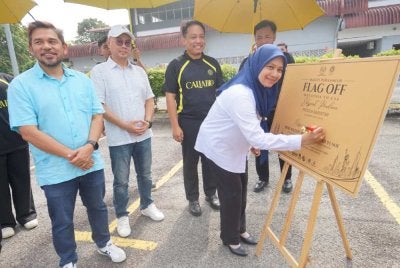 Majlis Flag-Off Kontena Eksport disempurnakan oleh Pengarah Bahagian Infrastruktur Komersial MARA, Mimi Mazlin Mohamad Yusof (kanan).
