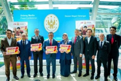 Menteri Besar Selangor, Datuk Seri Amirudin Shari (tengah) bersama Anfaal semasa sidang media pengumuman Baucar Kita Selangor di Wisma Dewan Negeri Selangor pada Jun lalu. Foto fail Bernama
