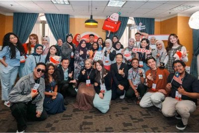 Pencipta kandungan bergambar beramai-ramai ketika sesi petang acara yang berlangsung di Shah Alam.
