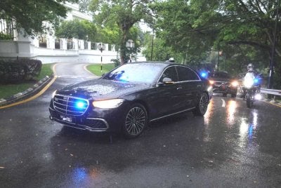 Kenderaan yang dipercayai membawa Perdana Menteri tiba di Istana Negeri Sembilan di Changkat Persekutuan kira-kira 6 petang.
