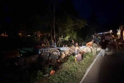 Antara kes kemalangan lori terbalik yang berlaku di laluan berkenaan..Foto FB Ir Ts Khairil Nizam.