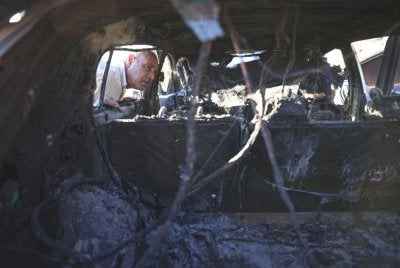 Penduduk Palestin memeriksa sebuah kereta yang terbakar selepas dibakar dalam serangan yang didakwa dilakukan oleh peneroka Israel dari penempatan Bat Ayin, di kampung Beit Ummar, utara bandar Hebron di Tebing Barat yang diduduki Israel pada 20 September 2026. Foto AFP