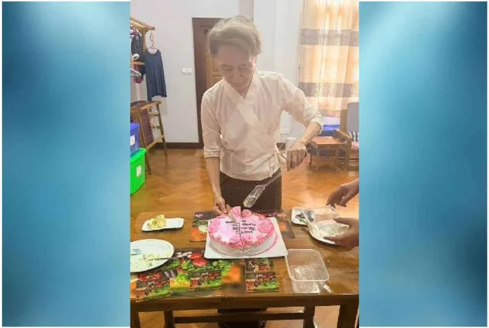 Suu Kyi, memotong kek dalam foto yang dikeluarkan oleh Biro Akhbar dan Maklumat Presiden Myanmar.