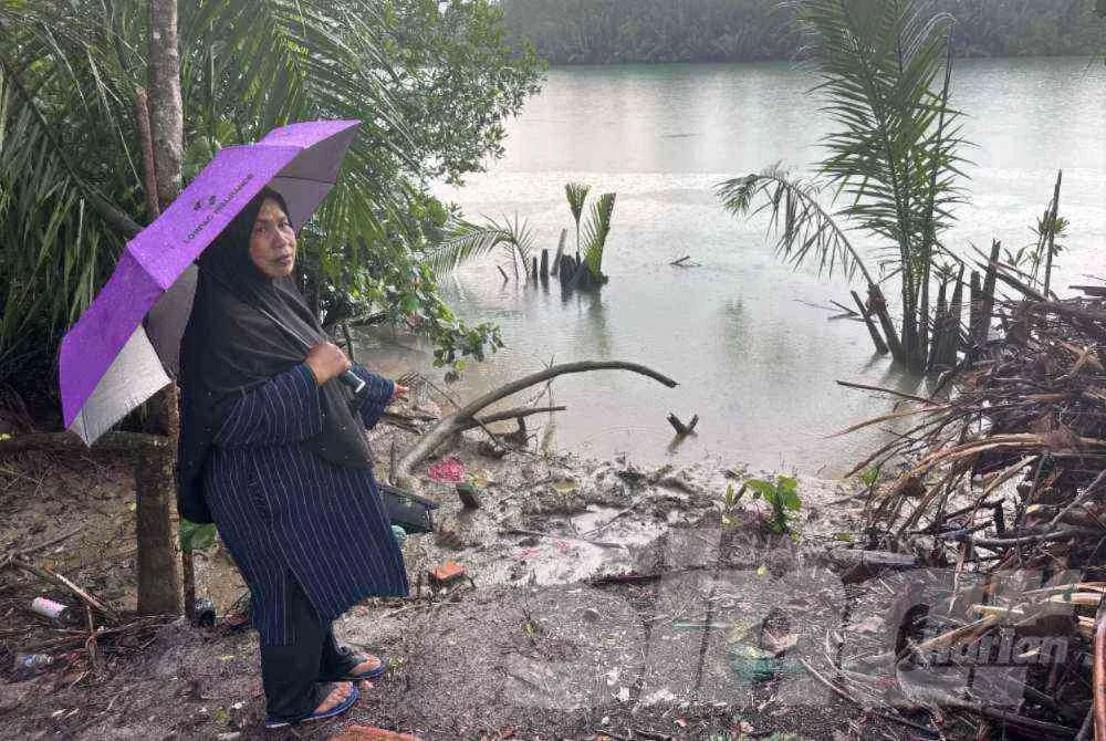 Mahani menunjukkan lokasi cucunya ditemukan lemas di sungai berhampiran rumahnya di Kampung Padang, Tanjung Sedili Kota Tinggi pada Isnin.