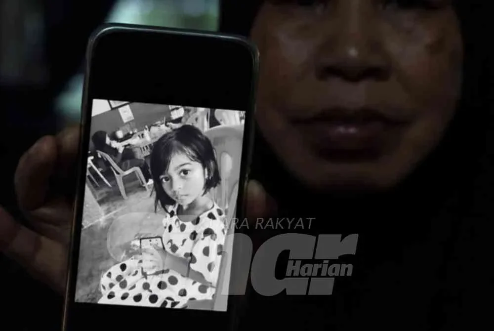 Puteri Nur Afiyah Qalesya Mustafa, 5, maut dipercayai lemas selepas dicampakkan ke sungai oleh bapa saudaranya di Kampung Padang, Tanjung Sedili.