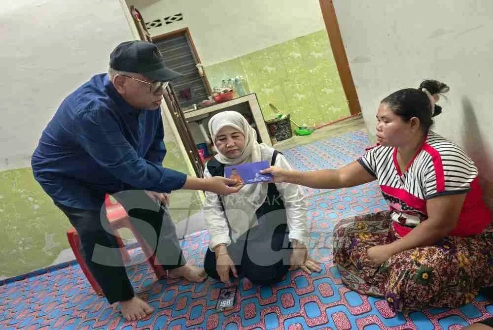 Mohd Zolkafly menyampaikan sumbangan kepada waris Allahyarham.