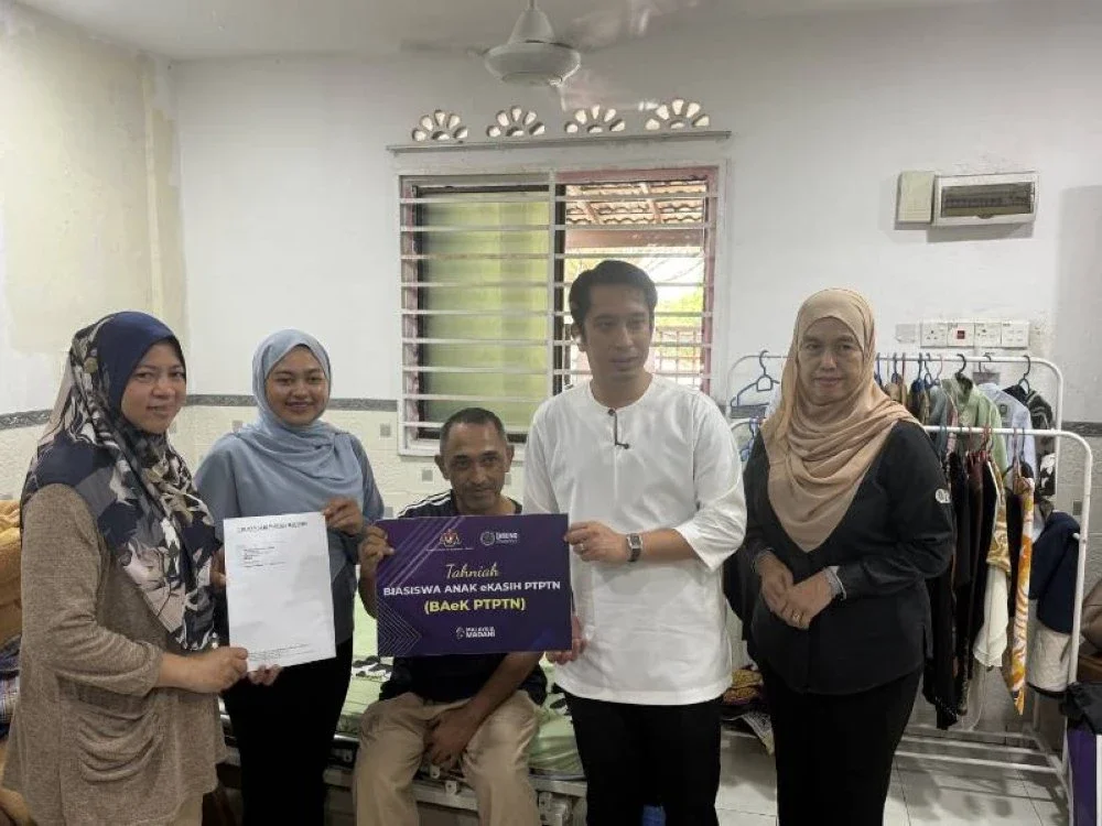Nur Farhana yang kini menuntut Diploma Pengurusan Pelancongan di UiTM Alor Gajah ditawarkan BAeK PTPTN.