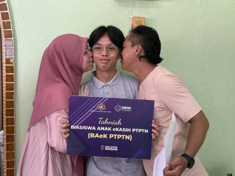 Muhammad Nadzrif mengikuti Diploma Kejuruteraan Elektronik di Politeknik Merlimau disamping ibu bapanya selepas menerima lawatan Adam Adli bersama PTPTN bagi penyerahan tawaran BAeK PTPTN di rumahnya di Telok Mas.