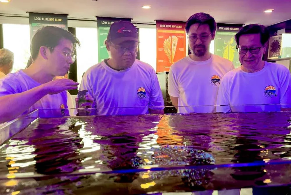 Adnan (dua dari kiri) meninjau Pusat Pendidikan Marin Teluk Bahang di Hotel Angsana Teluk Bahang pada Selasa.