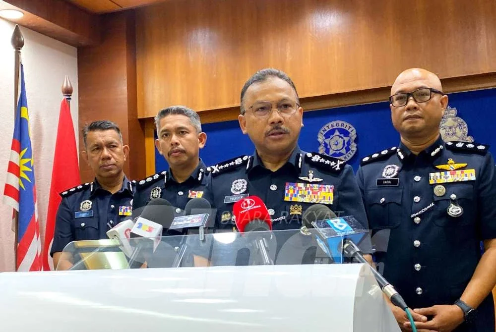 Mohd Yusoff (tiga dari kiri) semasa sidang akhbar selepas merasmikan Perhimpunan Bulanan IPK Kelantan di Kota Bharu pada Selasa.