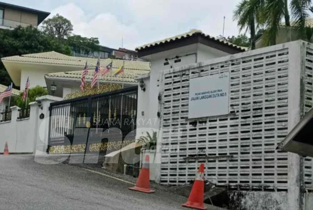 Keadaan di luar kediaman Najib di Jalan Langgak Duta.