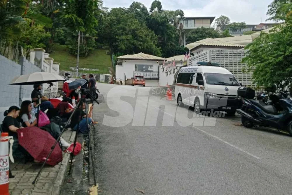 Beberapa pengamal media yang berada di sekitar kediaman Najib di Jalan Langgak Duta.