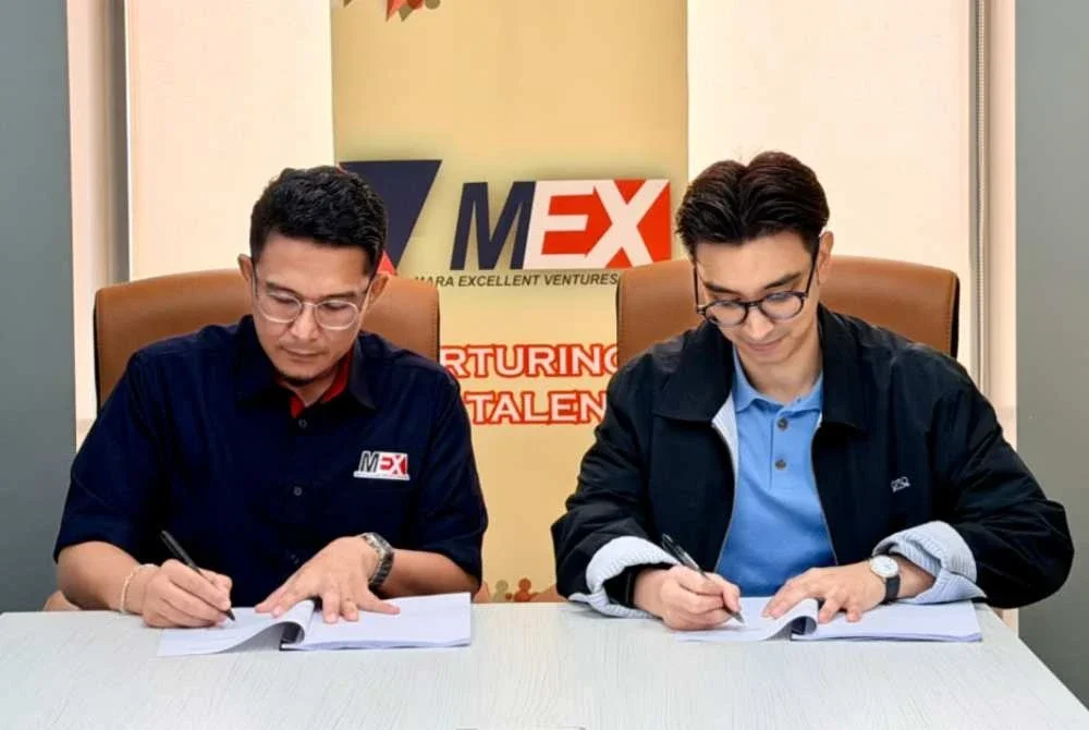 Said Harull Nizam (kiri) dan Johnathan JS menandatangi dokumen pemeteraian usaha sama.