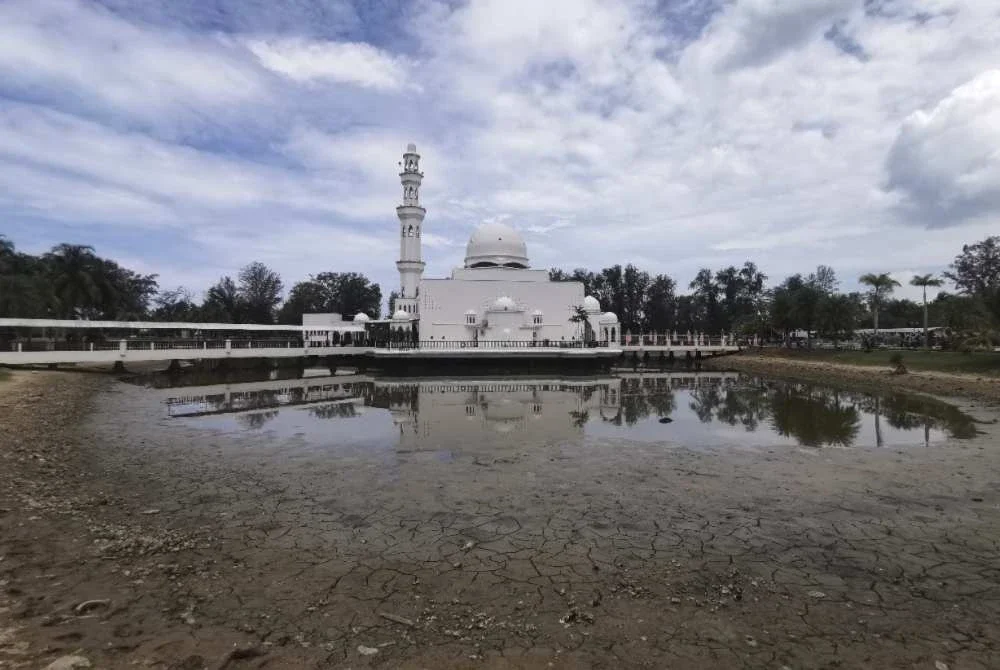 Keadaan Masjid Tengku Tengah Zaharah atau juga dikenali sebagai Masjid Terapung di Kuala Ibai, Kuala Terengganu yang kini melalui proses pembaikan sehingga Disember 2027.