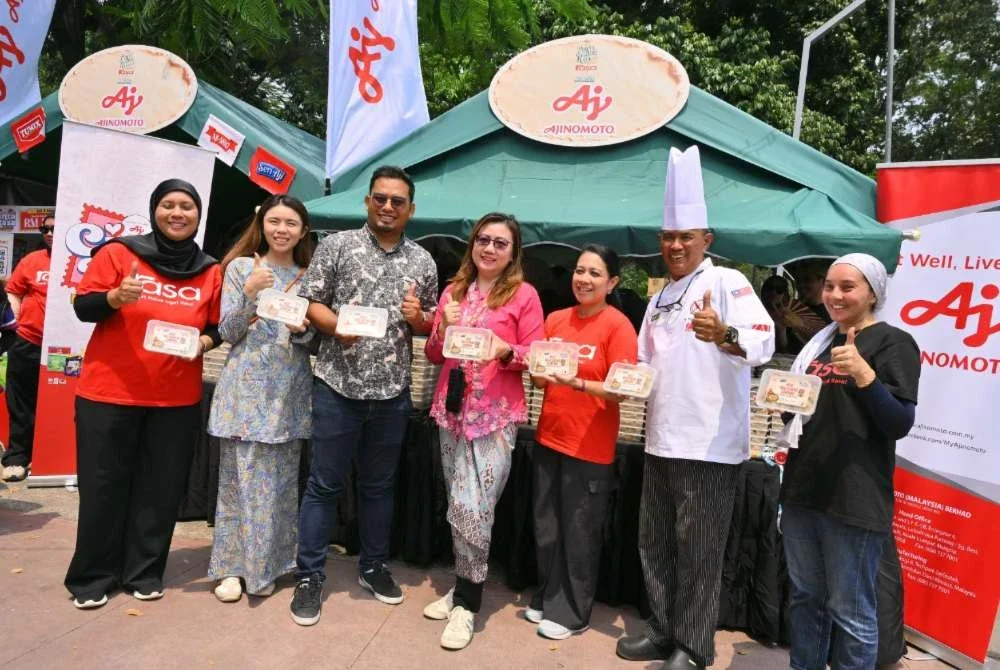 Ajinomoto Malaysia mengagihkan 2,026 pek nasi goreng kampung yang dimasak menggunakan Seri-Aji Nasi Goreng Kampung.