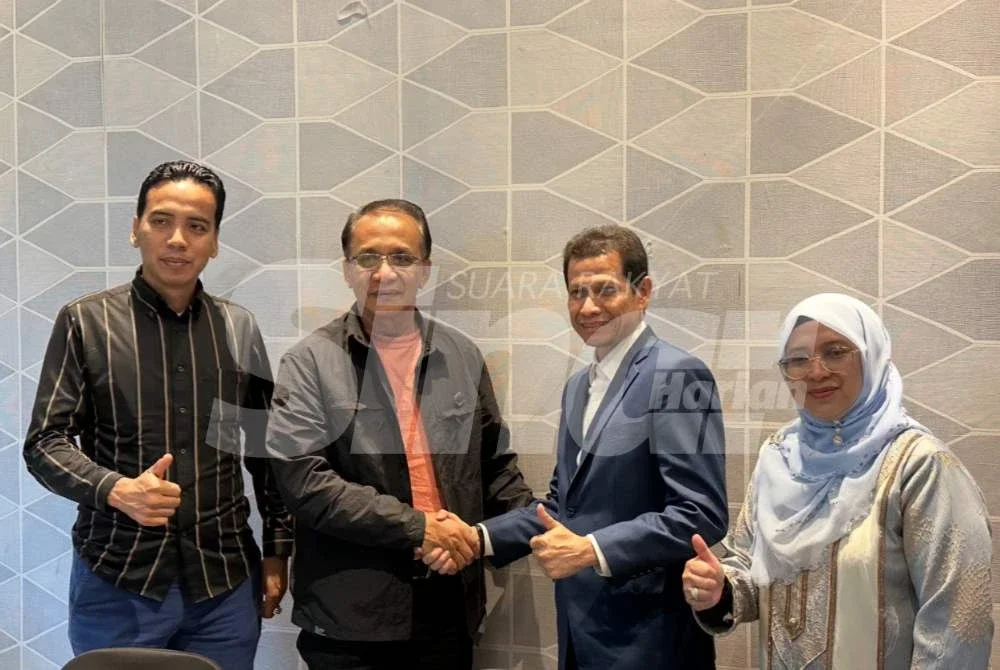 Husin (dua dari kiri) mengadakan pertemuan dengan pihak penaja di Kota Bharu pada Selasa. Foto: ADILA SHARINNI WAHID
