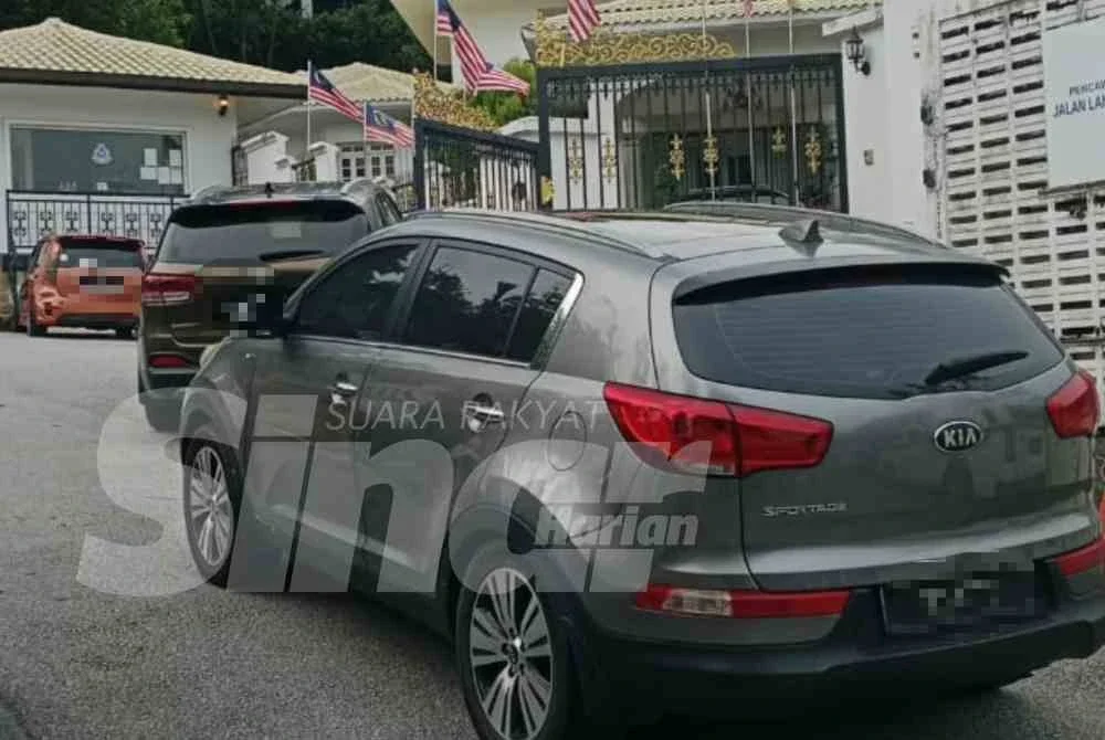 Dua kenderaan itu dilihat tiba kira-kira jam 3.39 petang, sebelum terus memasuki kediaman Najib.