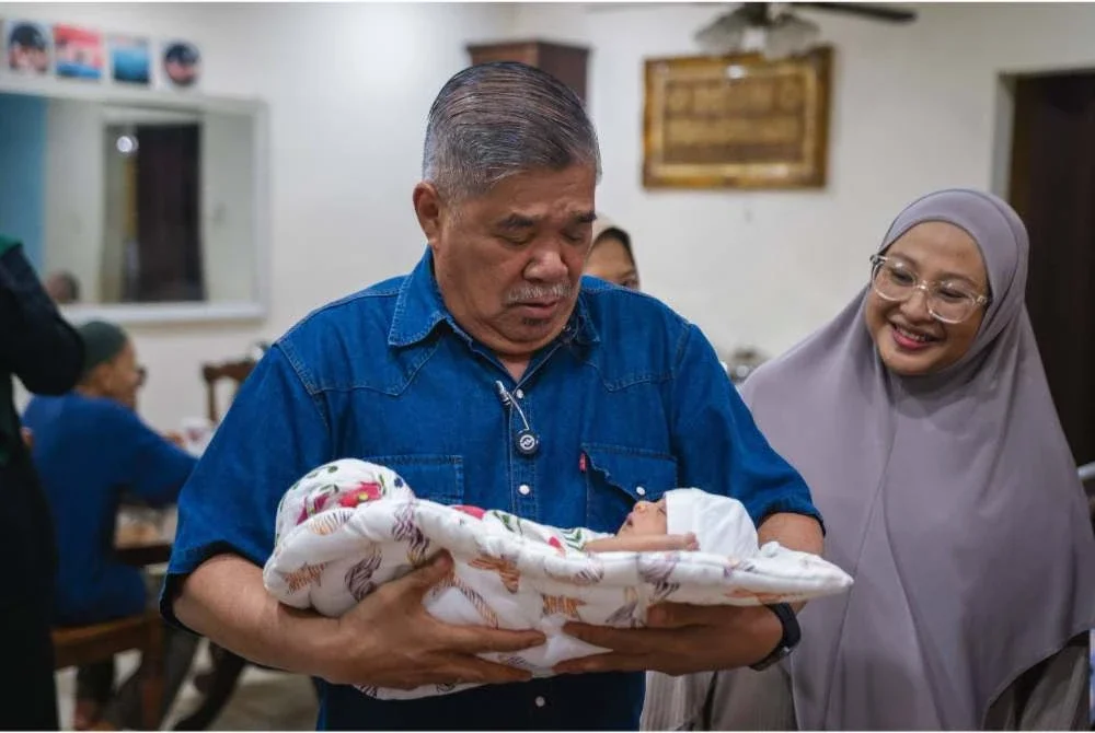 Mohamad mendukung Ahmad Madani ketika menziarahi bayi itu pada Selasa.