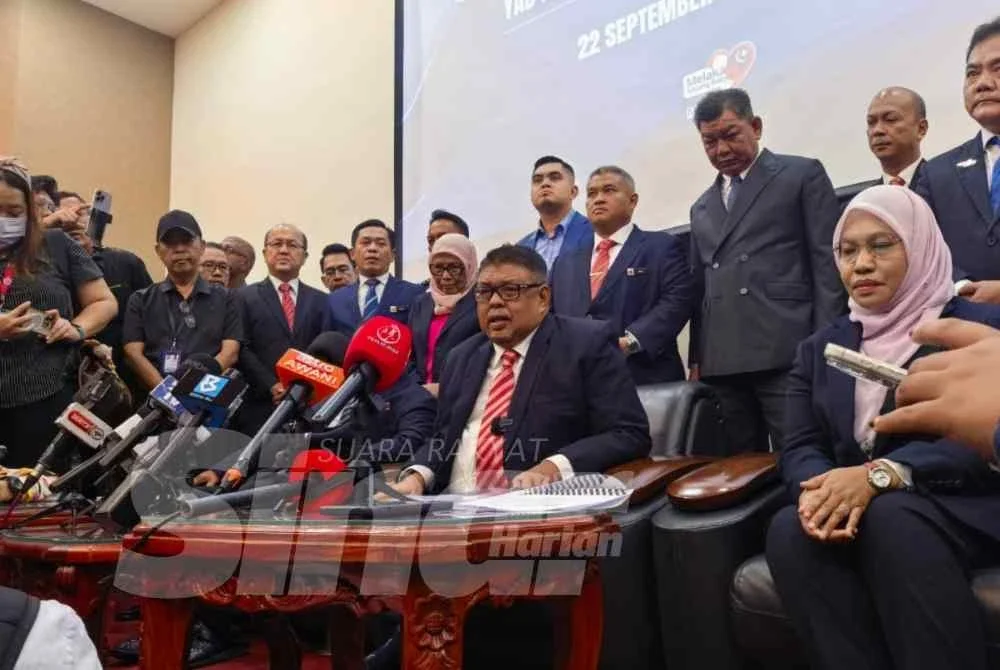 Ab Rauf mengumumkan pembubaran DUN Melaka di Seri Negari pada Selasa.