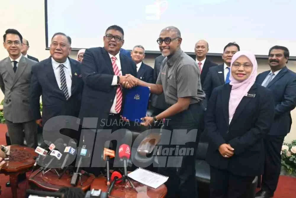Ab Rauf menyerahkan Warkah Proklamasi Pembubaran DUN kepada Pengarah Pilihan Raya Negeri Melaka, Rudy Rohan Johan, sejurus pengumuman berkenaan di Seri Negeri.