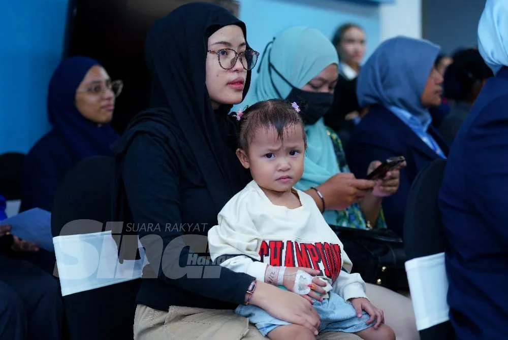 Haziyah bersama anak perempuan, Ilyana yang menerima manfaat daripada Kempen Sinar Untuk Jantung Si Kecil. Foto: MOHD HALIM ABDUL WAHID