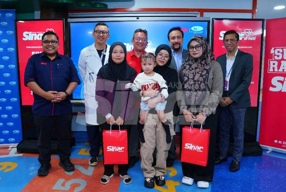 Akmal Eirfan (tengah) dan Dr Shaiful Azmi (dua dari kiri) bersama keluarga pesakit yang menerima manfaat daripada Kempen Sinar Untuk Jantung Si Kecil. Foto: MOHD HALIM ABDUL WAHID