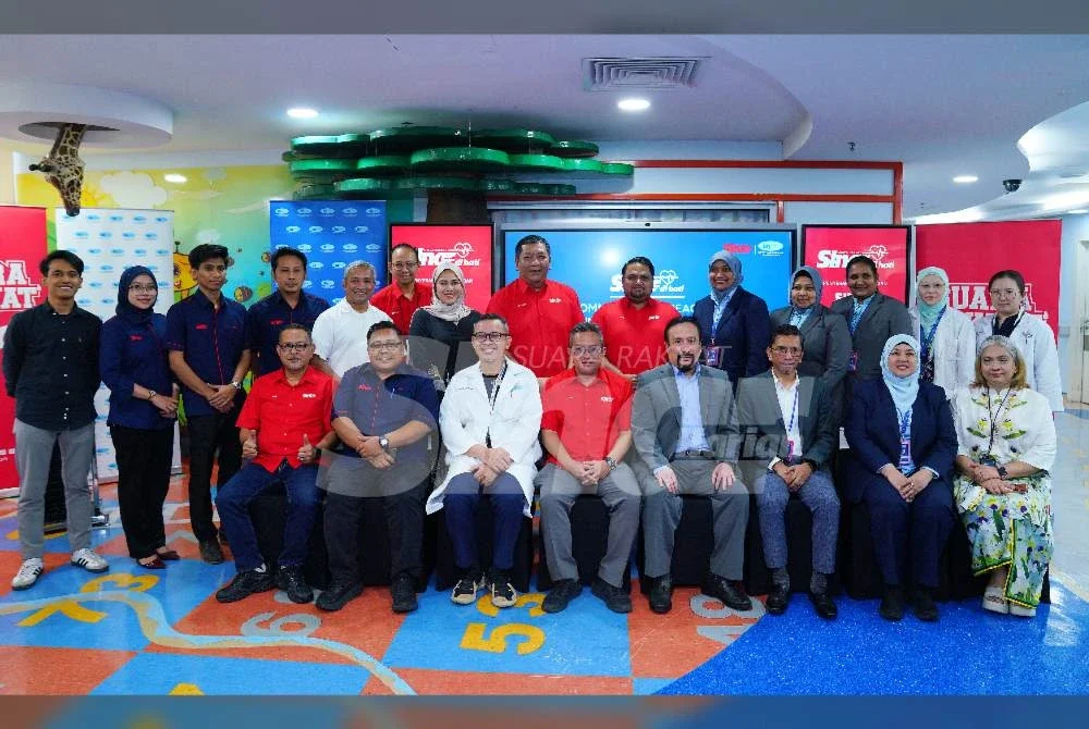 Kakitangan IJN dan Sinar Harian bergambar kenangan sempena Program Sumbangan Sinar Harian kepada Pesakit Pusat Jantung Kanak-Kanak dan Kongenital IJN pada Selasa. Foto: MOHD HALIM ABDUL WAHID