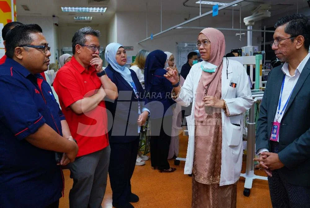 Akmal Eirfan (dua dari kiri) melawat wad bersama doktor ketika Program Sumbangan Sinar Harian kepada Pesakit Pusat Jantung Kanak-Kanak dan Kongenital IJN. Foto: MOHD HALIM ABDUL WAHID