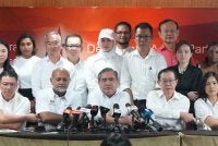 Anthony Loke (duduk tengah) bersama kepimpinan DAP ketika sidang media selepas mesyuarat tergempar CEC DAP di Wisma DAP Jalan Yew, Kuala Lumpur pada Sabtu. Foto: DAP.