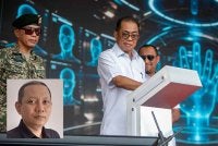 Menteri Pertahanan Datuk Seri Mohamed Khaled Nordin menyempurnakan Majlis Peluncuran Tim Nukleus Angkatan Siber dan Jelajah Wira MADANI sempena Sambutan Hari Angkatan Tentera Malaysia Ke-93 di Helipad MPA Barat, Pangkalan TLDM Lumut baru-baru ini. Gambar kecil: Zaki Salleh 