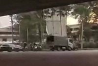Tular rakaman video motosikal dirempuh sebuah lori di persimpangan lampu isyarat Widad di Kuantan pada Isnin.