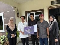 Adam Adli (dua dari kiri) menyampaikan surat tawaran BAeK PTPTN kepada Muhammad Denial Irfan. 