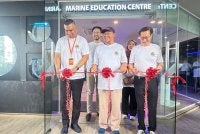 Adnan (tengah) merasmikan Pusat Pendidikan Marin, Angsana Teluk Bahang pada Selasa.