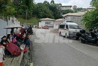 Beberapa pengamal media yang berada di sekitar kediaman Najib di Jalan Langgak Duta.