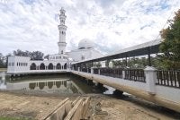 Keadaan Masjid Tengku Tengah Zaharah atau juga dikenali sebagai Masjid Terapung di Kuala Ibai, Kuala Terengganu yang kini melalui proses pembaikan sehingga Disember 2027.