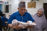 Mohamad mendukung Ahmad Madani ketika menziarahi bayi itu pada Selasa.