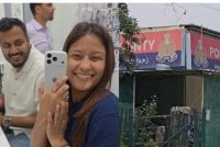 iPhone 18 Pro milik seorang wanita diragut dua lelaki yang menaiki motosikal di Greater Noida West. Foto: NDTV