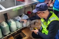 Ainal Yusman melakukan pemeriksaan secara teliti di bahagian perangkap minyak dan perangkap sisa di bawah sinki dapur sebuah premis komersial semasa Ops Tok Gajah. 